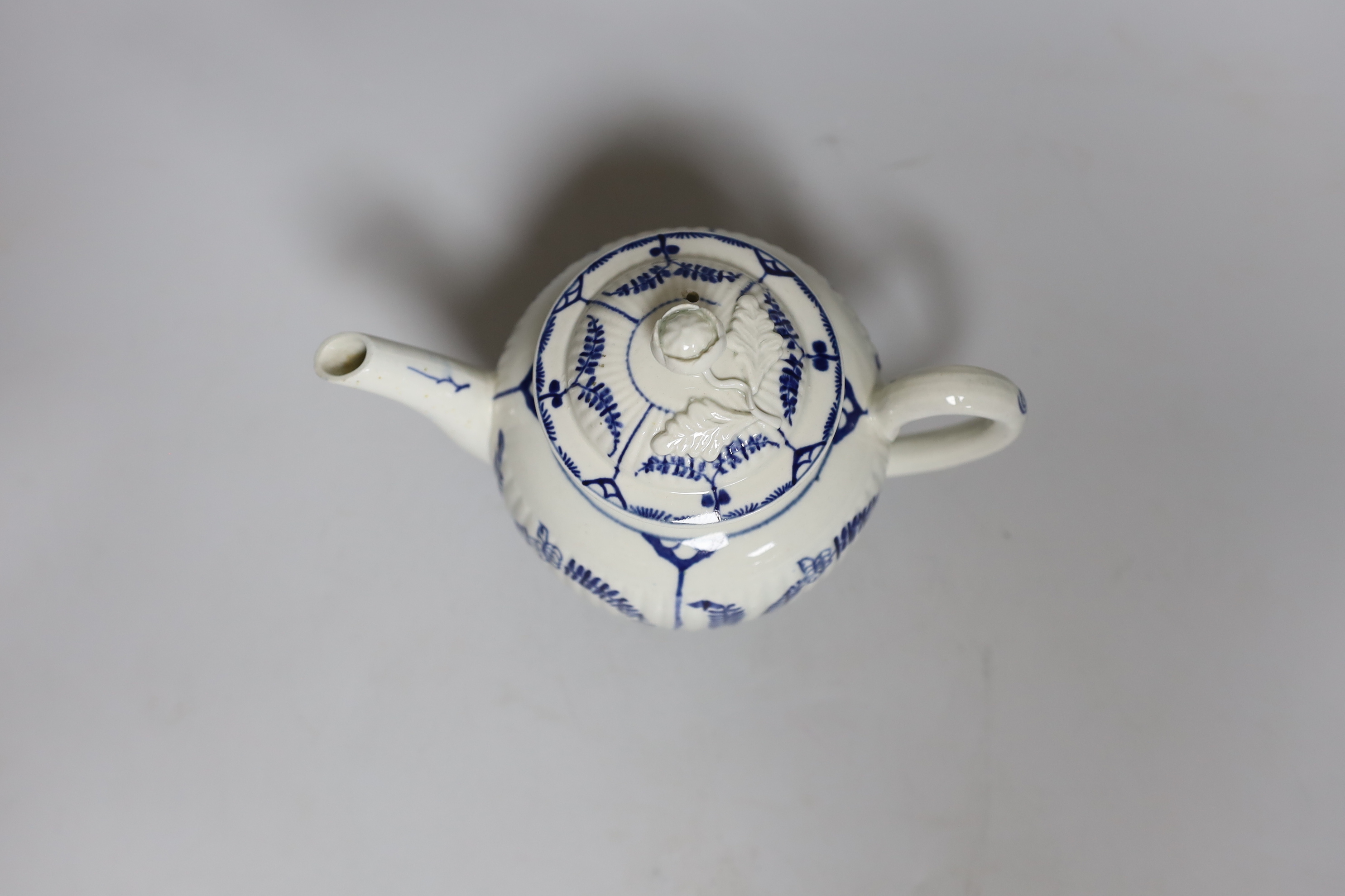 A Worcester Immortelle pattern ribbed teapot and cover, c.1770, 14cm high
